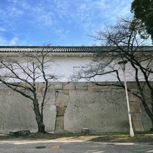 大阪城の石垣の巨大な石
