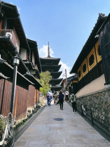 京都清水寺へ向かう道