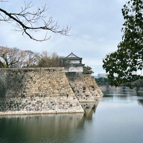 大阪城の堀と石垣