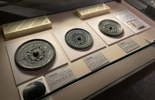 天理参考館展示の富雄丸山古墳出土銅鏡