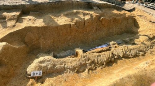 富雄丸山古墳の蛇行剣と盾形銅鏡が発見された粘土槨