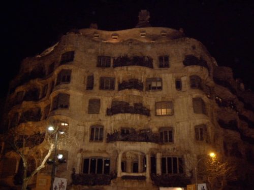 夜に見たガウディ建築