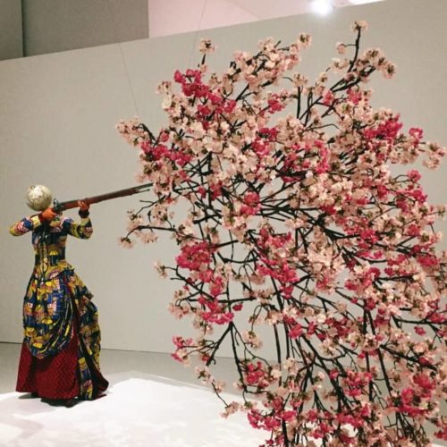 インカ・ショニバレの銃から桜が飛び出している作品