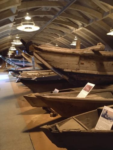 海の博物館に収蔵された木の船
