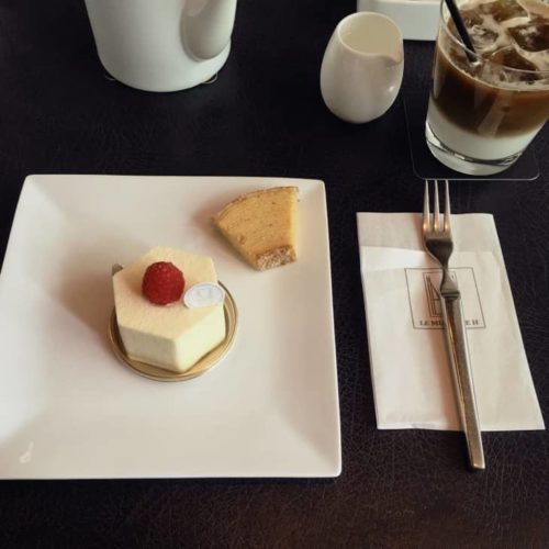 県立美術館のカフェのケーキとカフェラテ
