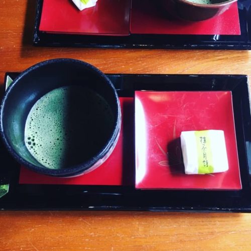 旅館で最初に出してもらったお茶と茶菓子