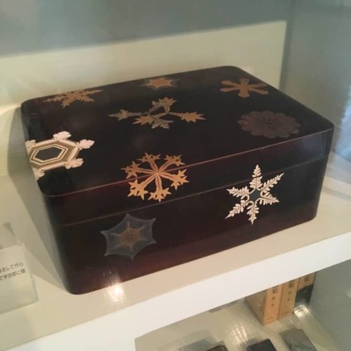 中谷宇吉郎に贈られた雪の結晶が描かれた重箱