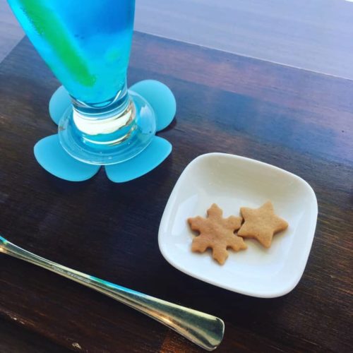 雪の結晶と星型のクッキー