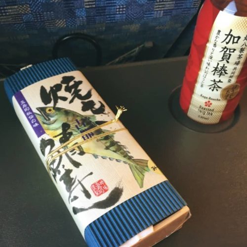 焼き鯖寿司と加賀棒茶のペットボトル