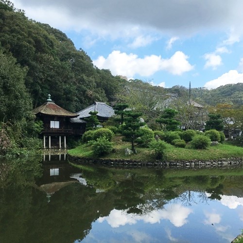 根来寺を池から眺める