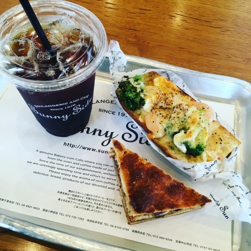 サニーサイドのパンとアイスコーヒー