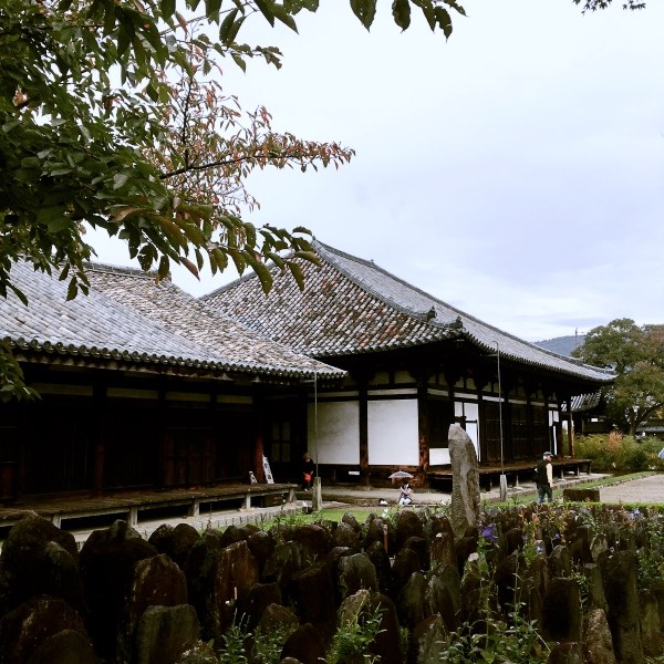 元興寺の飛鳥時代の瓦が含まれた屋根
