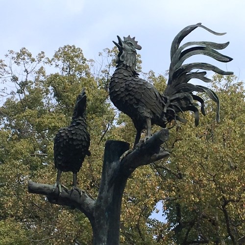 闘鶏神社の鶏の像