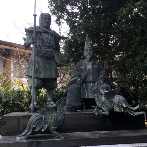 闘鶏神社の弁慶たちの像