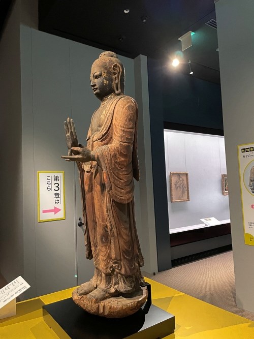 平安時代の薬師如来立像左側から