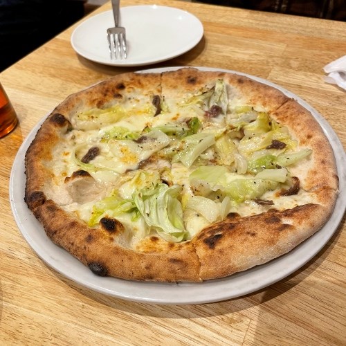 アッチェントの春キャベツとアンチョビのピザ