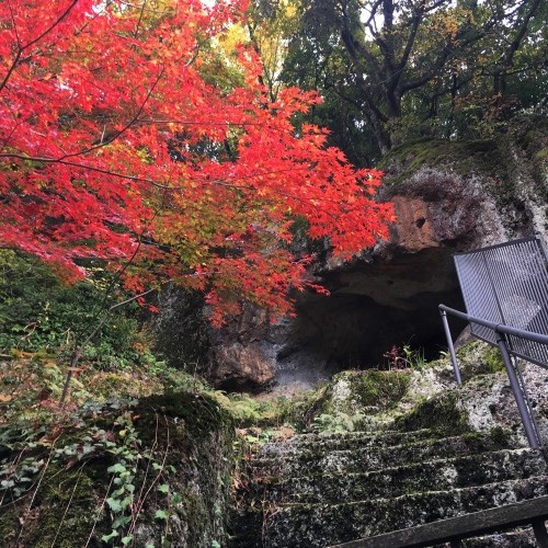那谷寺の紅葉と岩窟