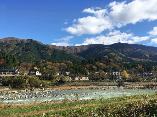取手川と山の風景