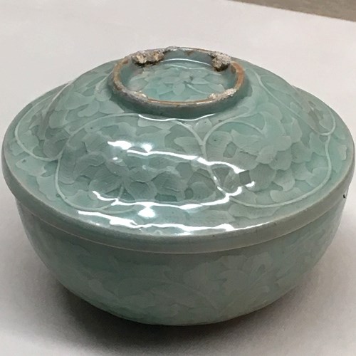 青磁の蓋付き食器