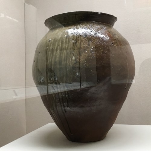 東洋陶磁美術館の信楽の大きな壺