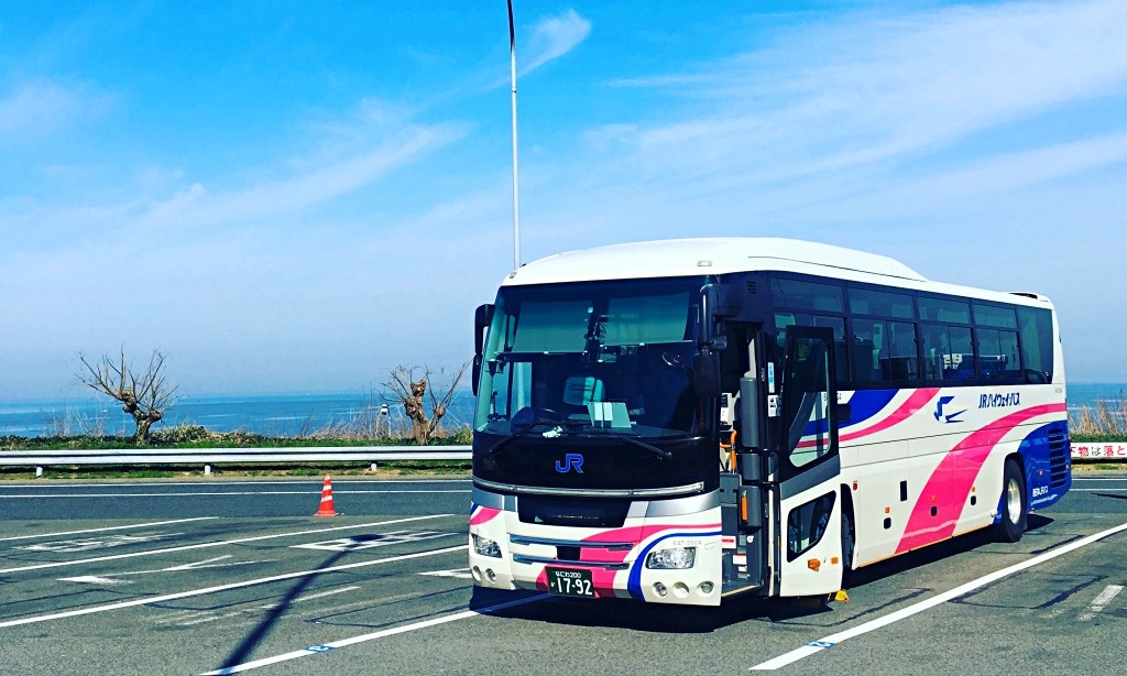 淡路島で休憩中の高速バス