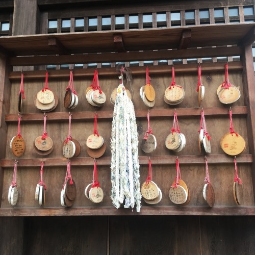 お菊神社の丸い絵馬