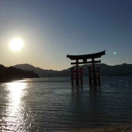 夕暮れ時の宮島の鳥居