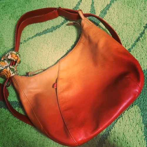 オレンジのグラデーションの革バッグ