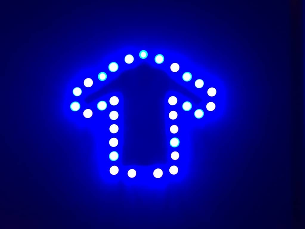 コートを電飾で飾った作品