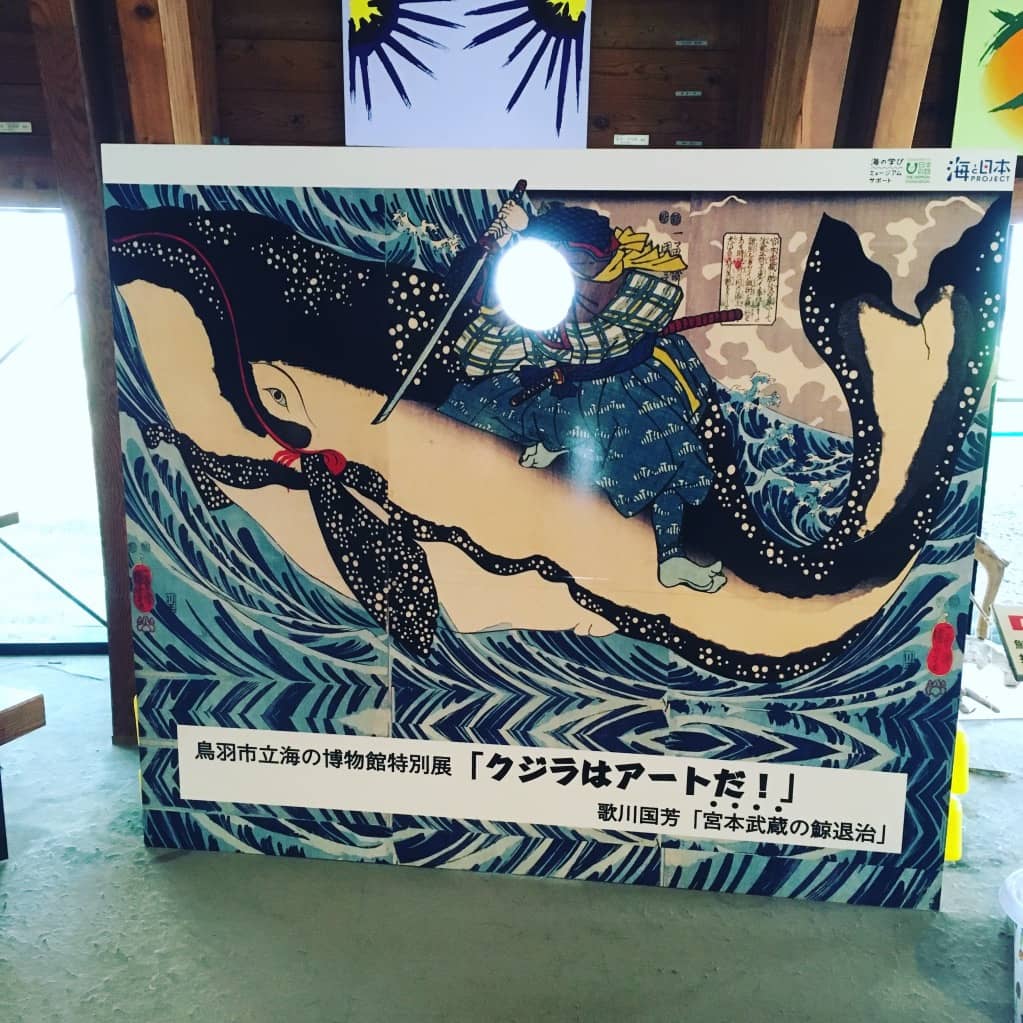クジラはアートだ！展の顔出しパネル