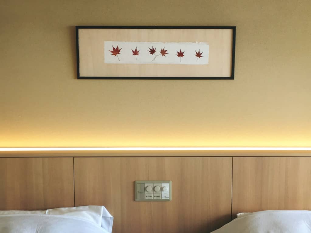 箕面の旅館の部屋にかかったもみじの額