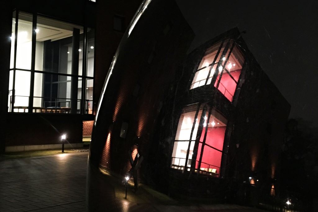 夜の東京都美術館前オブジェ