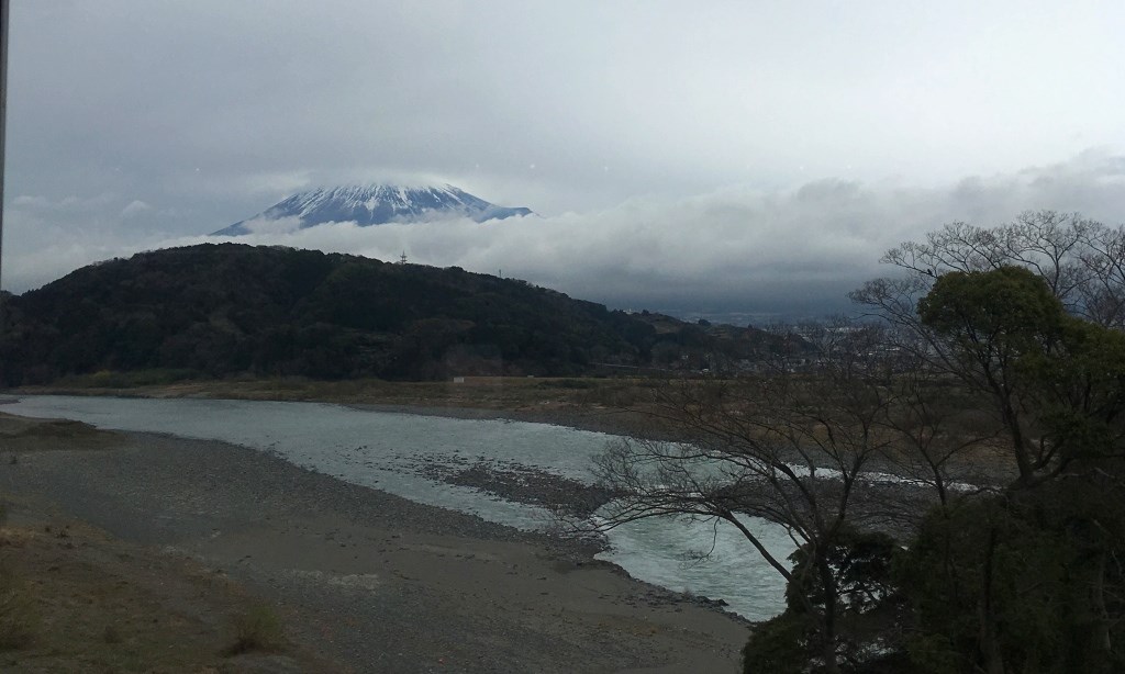 富士川SAからの富士川と雲に隠れた富士山の眺め