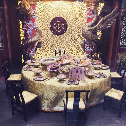 ミニチュア香港展　レストランの料理が並んだテーブル